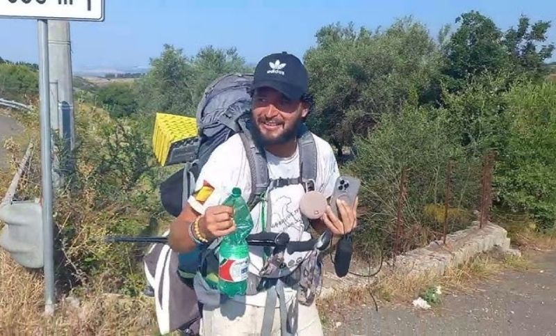La odisea de la fe: cruzó Italia a pie y sin dinero para entregar un mensaje de esperanza al Papa