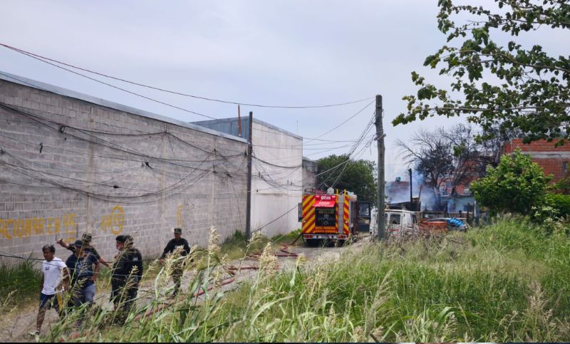 Incendio en barrio Ludueña: el fuego devoró una vivienda y un auto particular