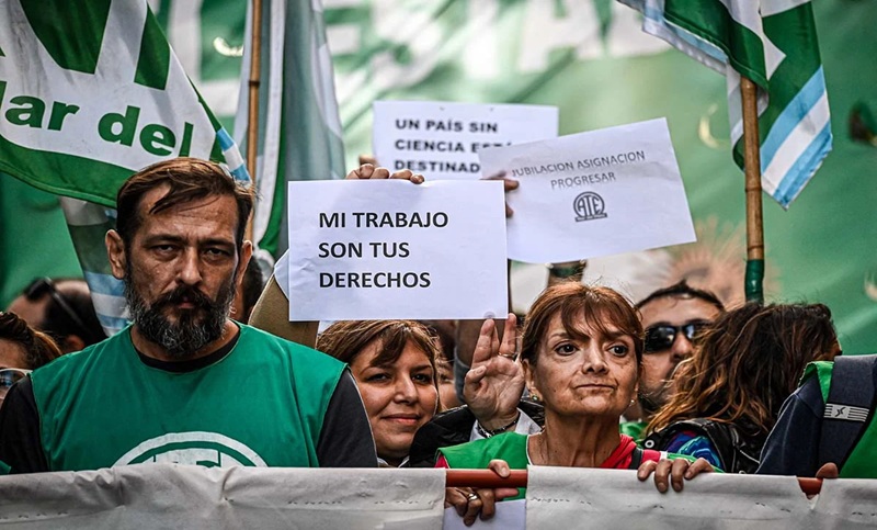 Los números del ajuste de Milei: 300.000 despidos, más de 17.000 empresas cerradas y 629 conflictos laborales