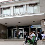 Una adolescente manejaba una moto, fue embestida por un camión y se encuentra grave
