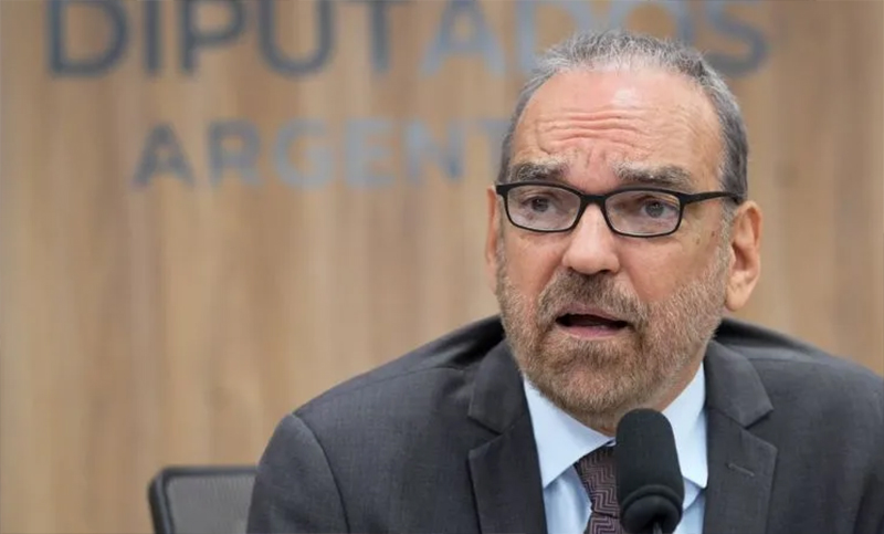 En la escalera de emergencia y auxiliado por la cónsul: así fue el debut de Fernando Iglesias como embajador