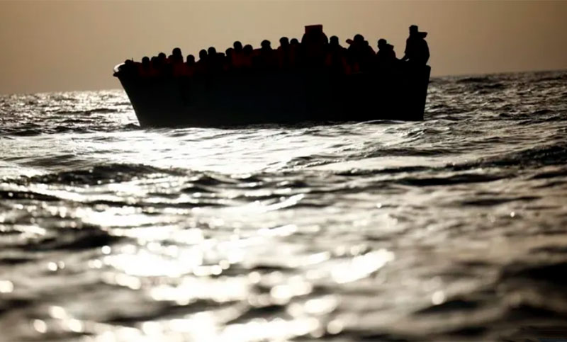 Cincuenta personas desaparecidas tras volcar una embarcación en el Mediterráneo