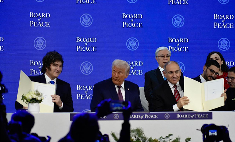 Milei estuvo en la firma del Consejo de la Paz que creó Donald Trump