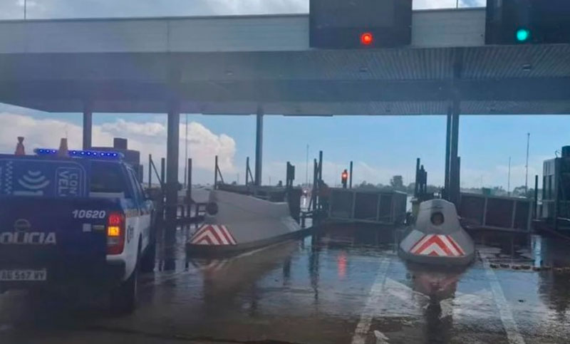Temporal trágico en Córdoba: murió un trabajador del peaje al desprenderse una cabina