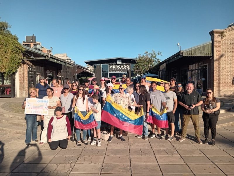 Venezolanos festejaron en Rosario la intervención de Estados Unidos al país caribeño