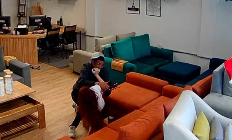 Buscan al cordobés que robó a una empleada en Echesortu, la golpeó y le mordió un dedo