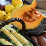 ¿Es seguro comprar frutas y verduras ya cortadas o envueltas en papel film?