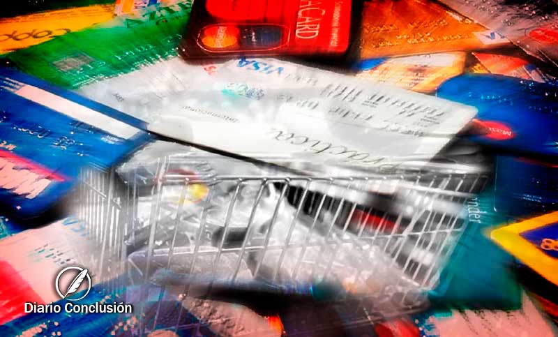 Endeudarse para comer: la tarjeta de crédito fue el medio de pago más usado en supermercados  