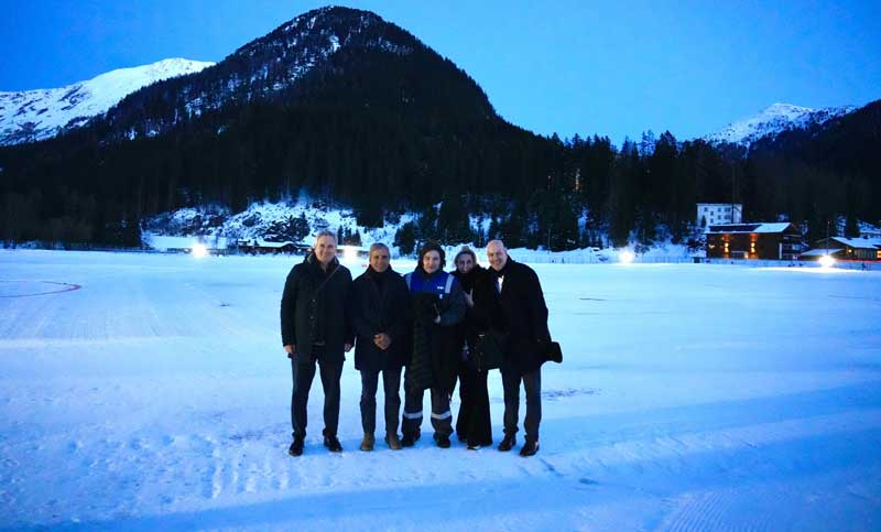 Con mameluco de YPF, Milei llegó a Suiza para participar del Foro de Davos