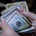 El dólar cerró en $1.470, el precio más bajo en un mes