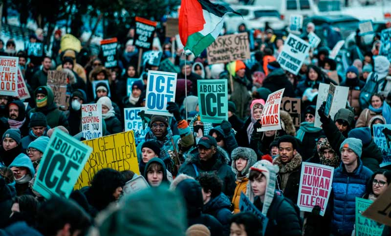 Miles de personas desafiaron las gélidas temperaturas en Estados Unidos para marchar contra el ICE