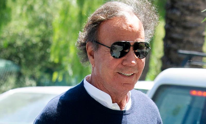 Denuncian por agresiones sexuales, trata de persona y abuso de poder al cantante Julio Iglesias