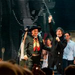 «Como no les voy a dar las gracias»: Milei cantó junto al Chaqueño Palavecino y se lo dedicó a los cordobeses 