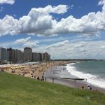 Una turista adolescente fue abusada en una playa de Miramar tras ser maniatada junto a su novio