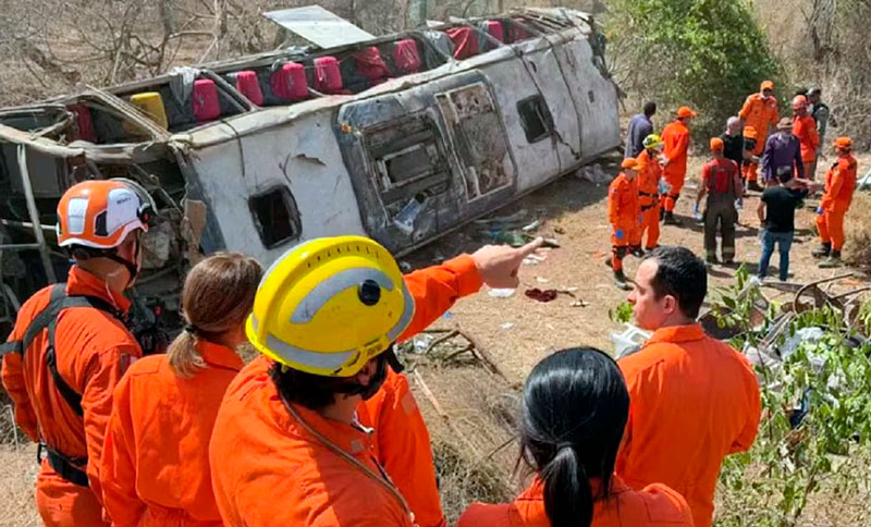 Trágico accidente en Brasil: volcó un colectivo y murieron 15 personas, entre ellas tres niños