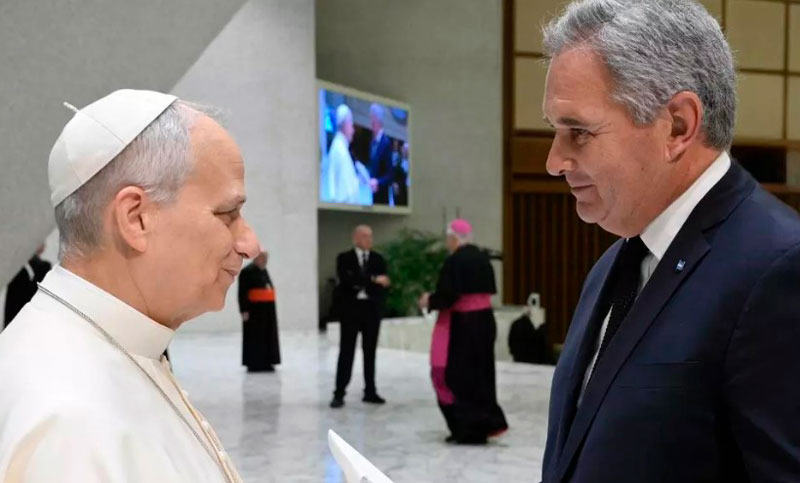 Quirno entregó al Papa León XIV la invitación oficial de Milei para visitar la Argentina