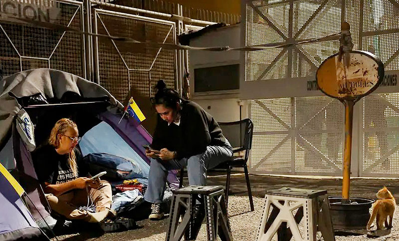 Familiares de presos políticos inician una huelga de hambre en Caracas tras demoras en las excarcelaciones