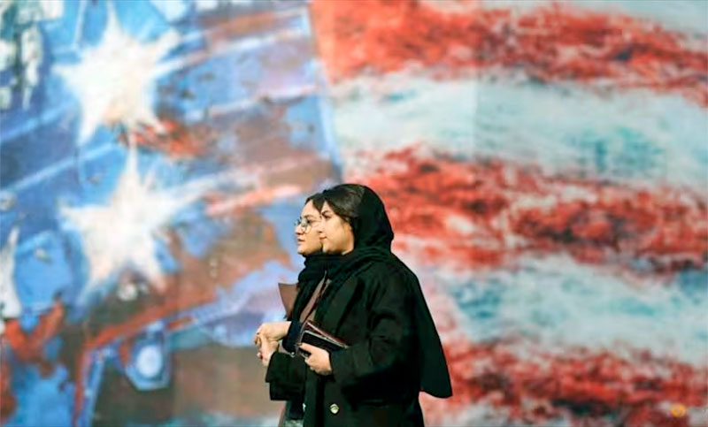 Irán ordena el inicio de las conversaciones, revisa detalles y advierte con «quemar a Estados Unidos» si éste ataca