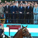 Milei encabezó la entrega del sable corvo de San Martín a los Granaderos: «Es el símbolo material más poderoso de Argentina»