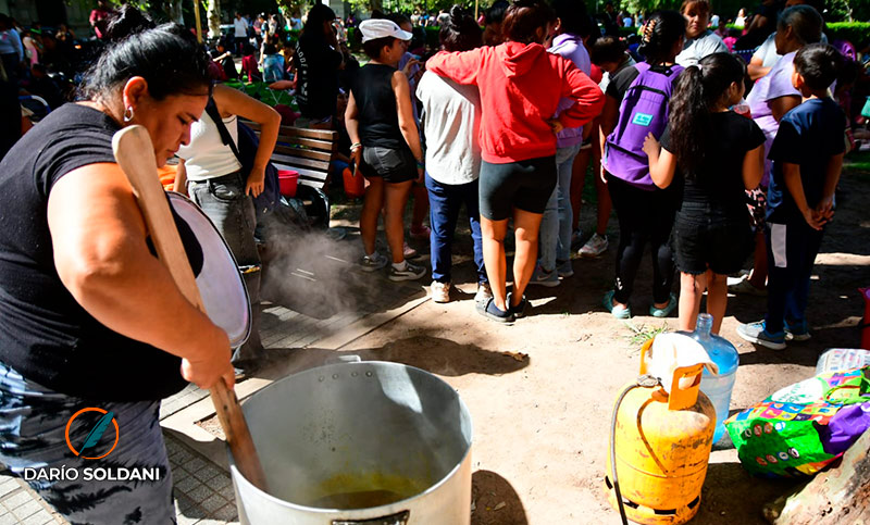 La CCC instaló 23 ollas populares en la plaza San Martín: “Queremos trabajo, la gente está desesperada”