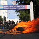 Continúan las protestas de la Policía: tras los anuncios de Cococcioni siguen apostados frente a la Jefatura