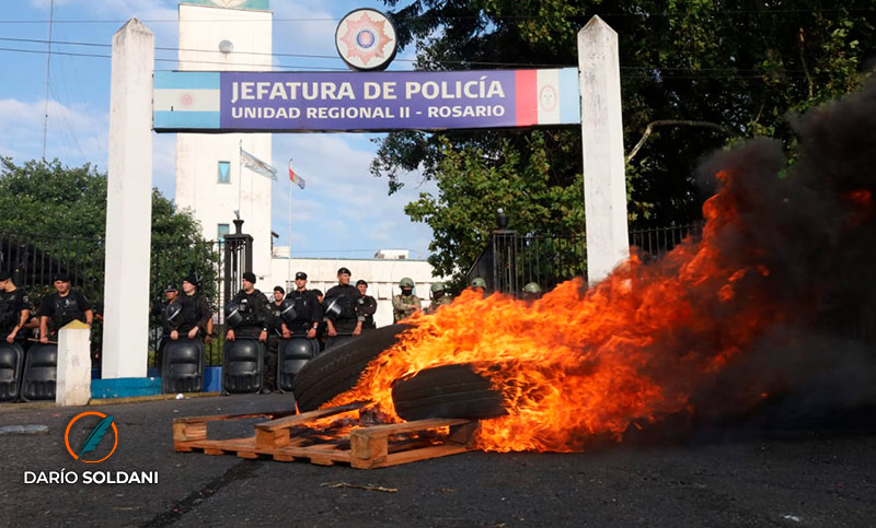 Continúan las protestas de la Policía: tras los anuncios de Cococcioni siguen apostados frente a la Jefatura