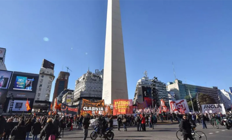 Enfrentamientos y corridas en el Obelisco: manifestantes cortaron la calle contra la reforma laboral y el cierre de Fate
