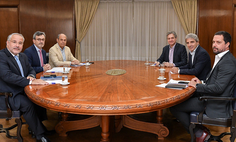 La UIA se reunió con Caputo y le acercó propuestas para reactivar la economía