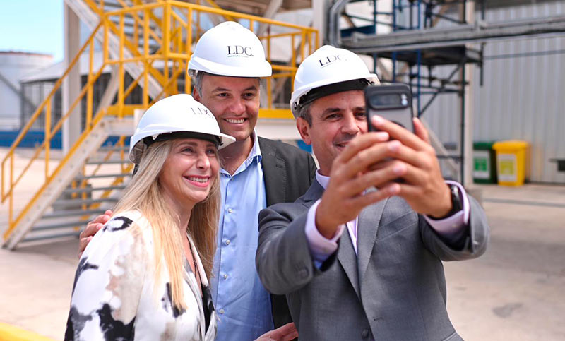 Karina Milei y Adorni visitaron la planta Dreyfuss de Timbués: «El sostén del país es el sector privado»