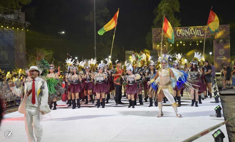 Con tribunas repletas, el Predio de la Ex Rural se llenó de plumas y bailó al ritmo del Carnaval