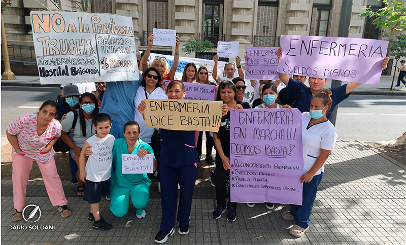 Bajos sueldos, guardias eternas y pluralidad de empleos: enfermeros autoconvocados se manifestaron frente a Gobernación