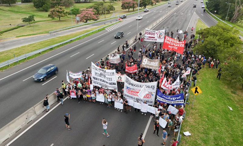 Trabajadores despedidos de Fate cortan la autopista Panamericana y hay tensión con Gendarmería