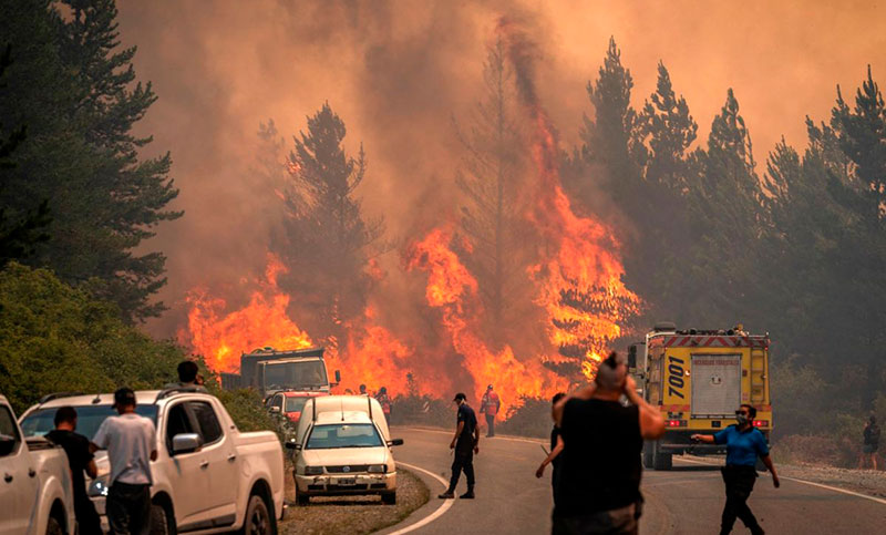 Voraz incendio en Chubut: al menos 500 personas luchan contra el fuego que consumió casi 50 mil hectáreas