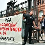 Un agente de la Policía Federal se esposó en la Casa Rosada por reclamo salarial y denuncia de corrupción