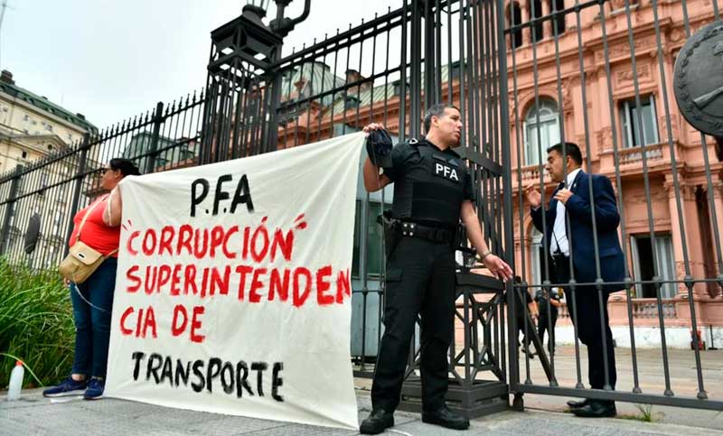 Un agente de la Policía Federal se esposó en la Casa Rosada por reclamo salarial y denuncia de corrupción