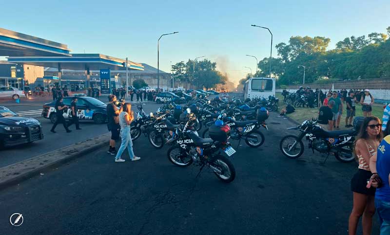 Tensión en la Jefatura de Policía: siguen las protestas de familiares de oficiales por mejoras salariales