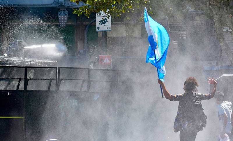Protestas y amplio operativo de seguridad en las afueras del Congreso mientras se debate la Reforma Laboral