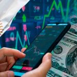 Tras días de volatilidad de los mercados por el conflicto de Medio Oriente, el dólar a la baja y el riesgo país retrocede