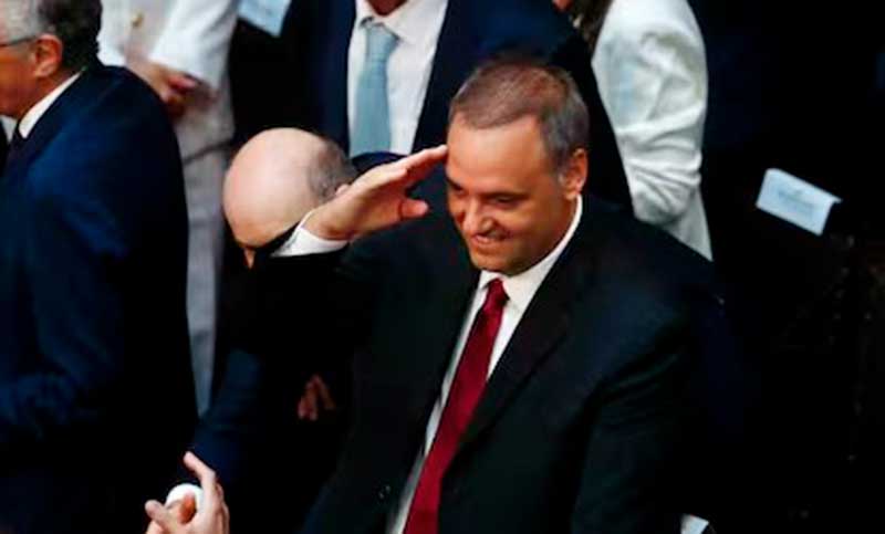 Diputado denuncia que Adorni podría incurrir en el delito de «dádivas»  por el viaje de su esposa en el avión presidencial
