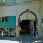 Murió un trabajador al caer del techo de una cochera