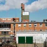 La principal empresa de vidrio del país reduce la producción y despide trabajadores para importar desde China