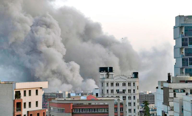 Israel bombardea Irán que le responde con ataques mientras hace lo propio contra otros países del Golfo