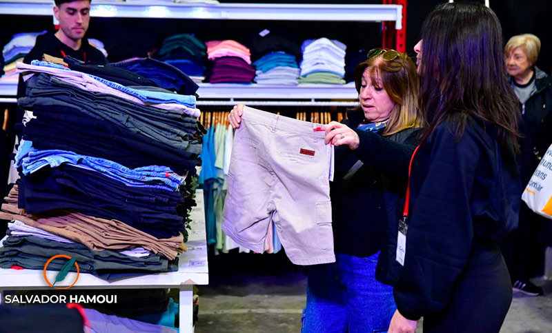 Industria en crisis terminal: la venta de indumentaria cayó 8,4% interanual en el primer bimestre