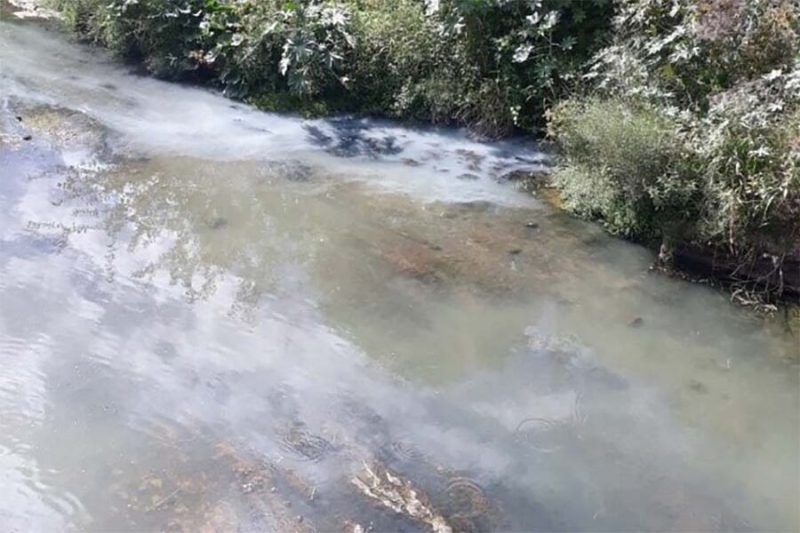 Denuncian descarga cloacal en el arroyo Ludueña: identificaron el caño que contamina