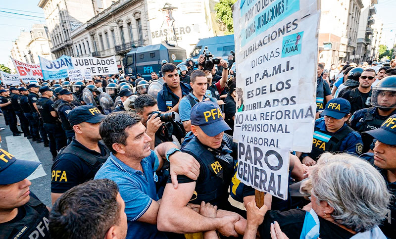 Tensión en el Congreso: incidentes y represión en la protesta de jubilados y personas con discapacidad