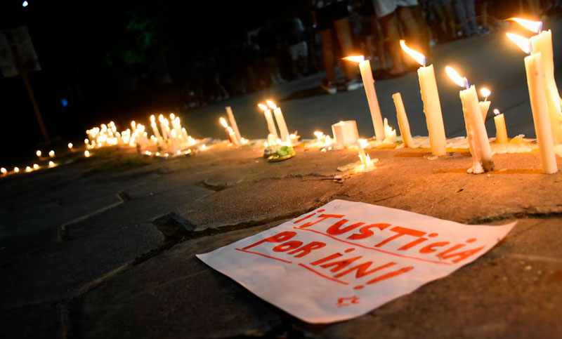 La localidad de San Cristobal homenajeó con velas y carteles a Ian, víctima de la balacera en la escuela