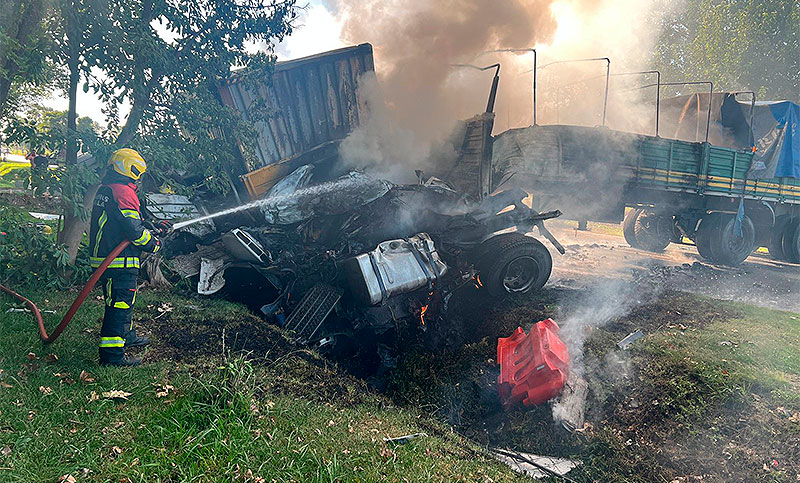 Tragedia en Zavalla: dos camiones chocaron de frente en la Ruta 33, dejando el saldo de un muerto y dos heridos
