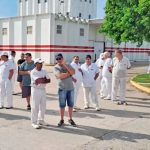 Trabajadores acampan frente Lácteos Verónica por un posible cierre de sus plantas en Lehmann, Suardi y Clason