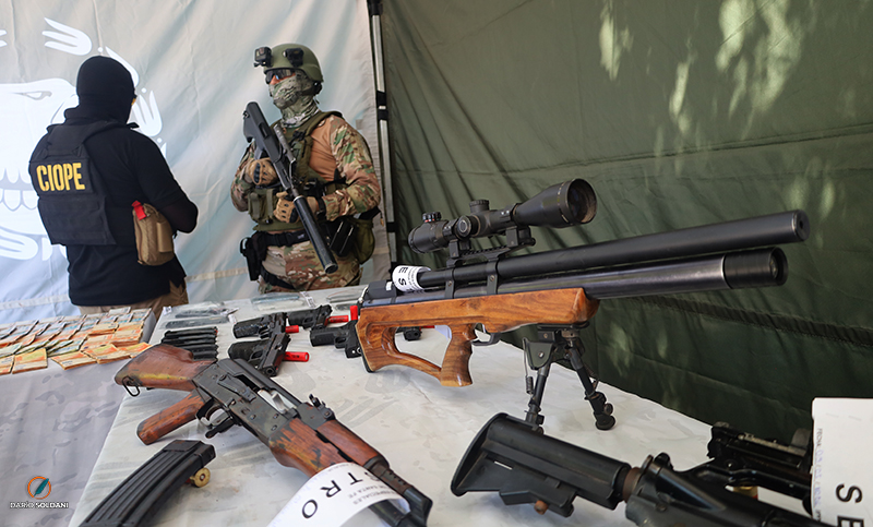 Secuestran $10 millones en efectivos y un arsenal de armas de gran potencial ofensivo enterradas en Roldán