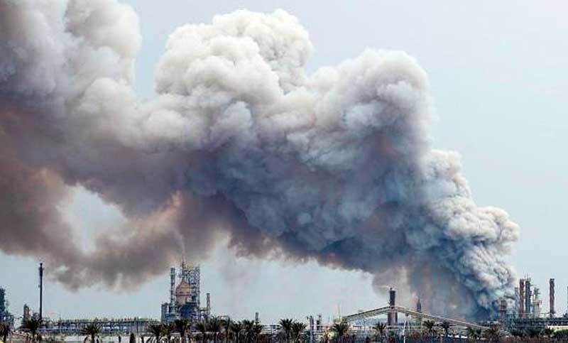 Irán atacó Baréin con drones, dejó una refinería incendiada y 32 heridos